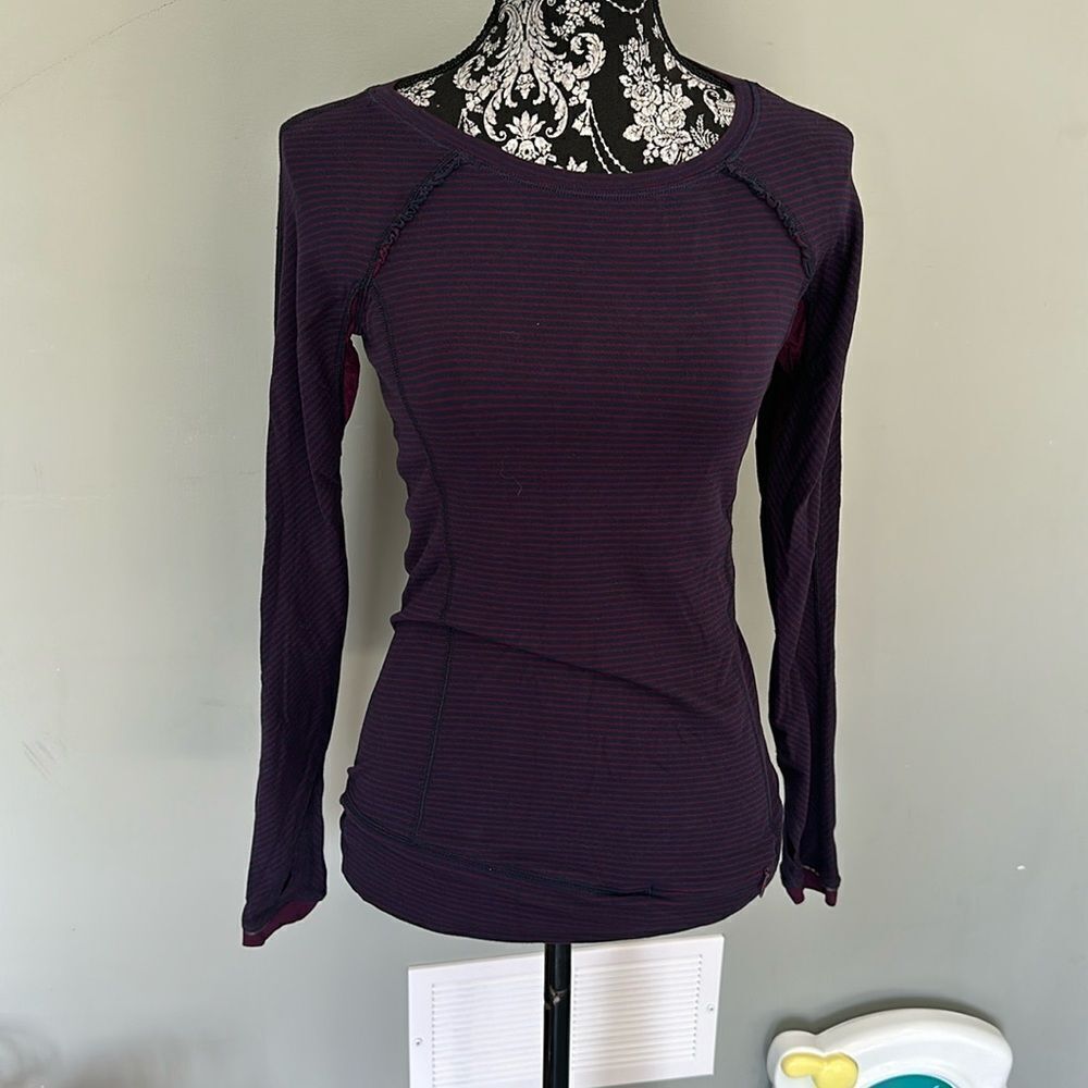 Lululemon size 4 long sleeve top